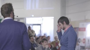 Rusya, Novosibirsk, Kasım 2014: Google cam sunuyu adlı genç bir adam çalışır