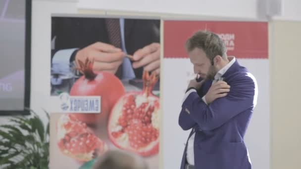 Rusya, Novosibirsk, Kasım 2014: Hoparlör kulaklık ile bir raporu yapar. — Stok video