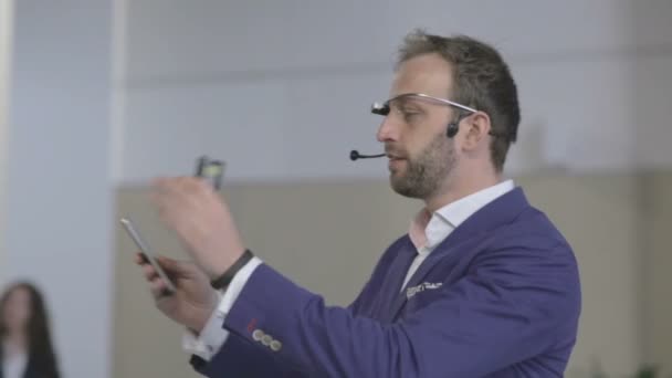 Россия, Новосибирск, ноябрь 2014 года: Человек ставит стекло. Презентация Google Glass . — стоковое видео