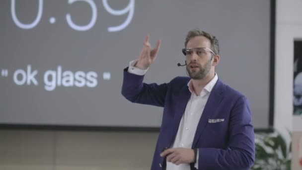 Russia, Novosibirsk, November 2014: Presentation google glass. Emotional speaker — Stock Video