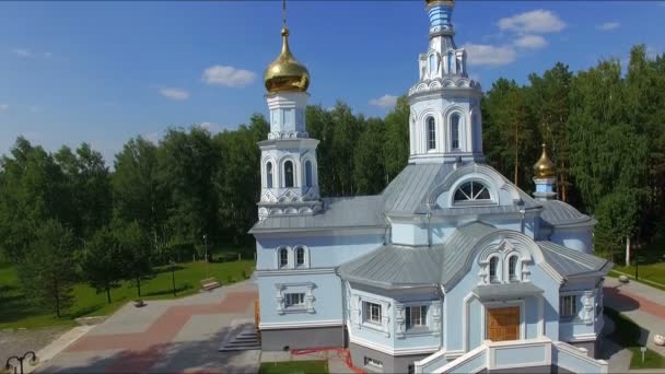 Rusko, červen 2015: Letecký pohled na pravoslavné církve se zlatou kopulí — Stock video