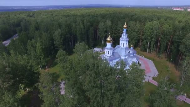 Russie, juin 2015 : Eglise en pierre blanche avec dômes dorés de copter — Video