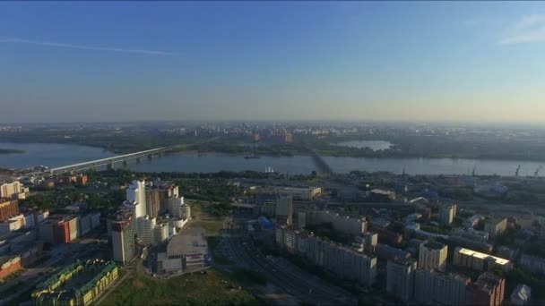 Rusland, Novosibirsk, juni 2015: Luchtfoto van de stad aan de twee rivieroevers. — Stockvideo