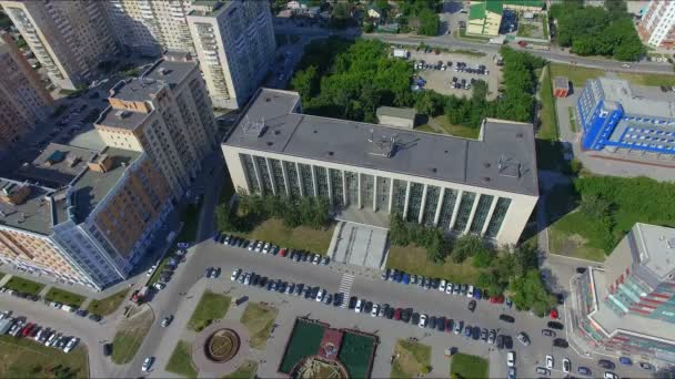Rusko, Novosibirsk, červen 2015: Letecký pohled na administrativní budovy — Stock video