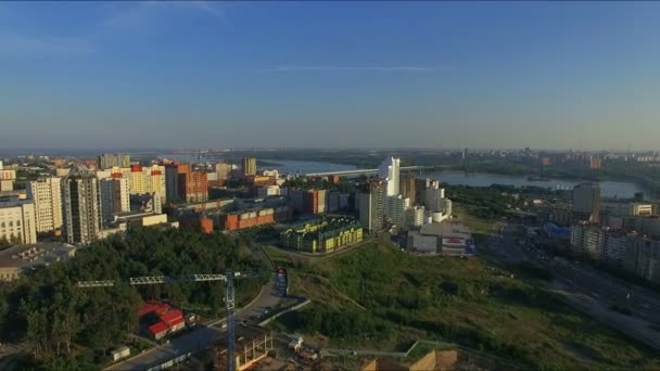 Rusland, Novosibirsk, juni 2015: Luchtfoto van het stadsbeeld — Stockvideo