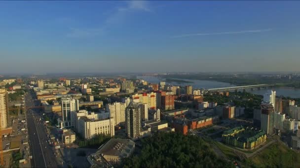 Rusland, Novosibirsk, juni 2015: Luchtfoto van het stadsbeeld. — Stockvideo