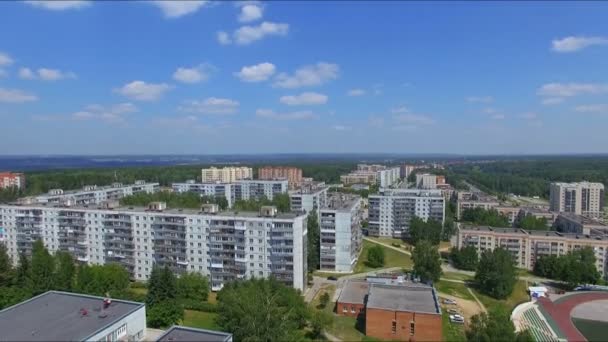 Rusia, Novosibirsk, junio de 2015: Vista desde el helicóptero de casas — Vídeos de Stock