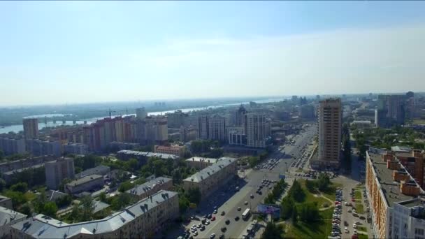 Rusland, Novosibirsk, juni 2015: Stedelijk landschap vanuit helikopter — Stockvideo