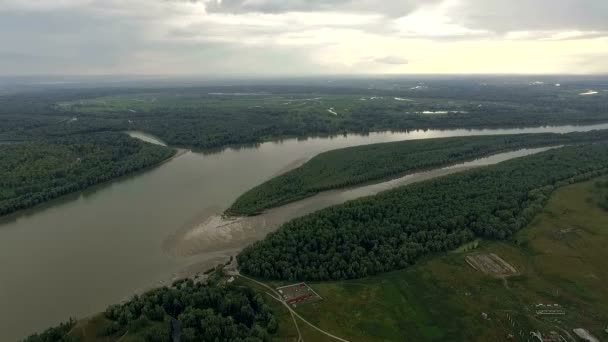 ロシア、2015 年 6 月: 航空写真ビュー、フィールドに囲まれた川の — ストック動画