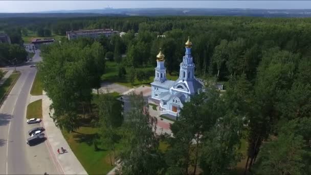Russia, giugno 2015: Veduta aerea della Chiesa ortodossa e della strada — Video Stock