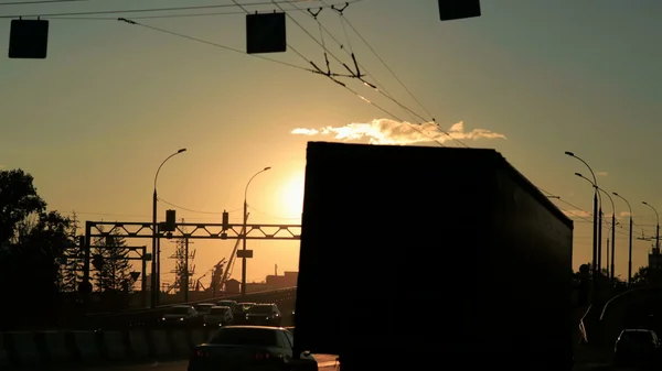 Rusia, Novosibirsk, 2016: Gemul traficului auto pe autostradă la apusul soarelui . fotografii de stoc fără drepturi de autor