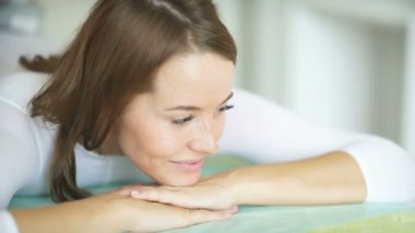 Bir spa salonu yatakta yatan kadın