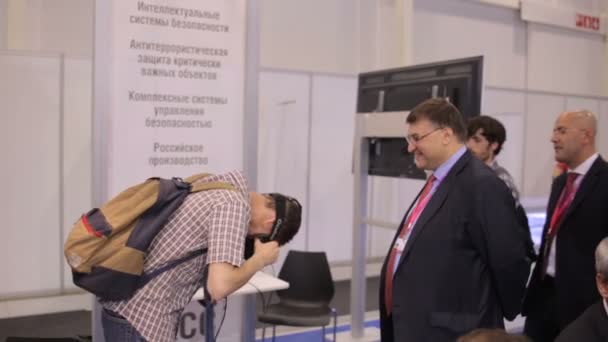 Rusia, Novosibirsk, 2015: Dos hombres usando gafas de realidad virtual . — Vídeos de Stock