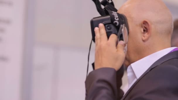 俄罗斯新西伯利亚，2015年: 利用虚拟现实技术的老人 — 图库视频影像