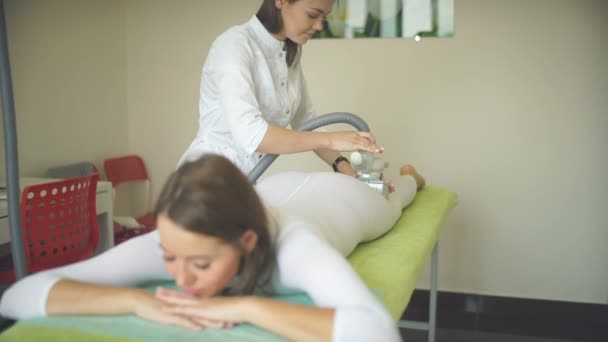 Девушка в специальных колготках массируется системой LPG массажа — стоковое видео