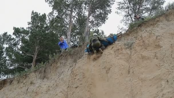 Rusia, Siberia 2014: Primeros auxilios a la naturaleza. Salvadores de trenes — Vídeos de Stock