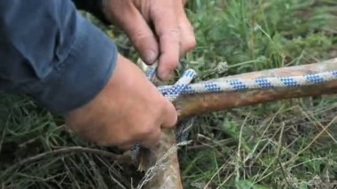 Erkek el düğüm örgü. İki kolda bağlama.