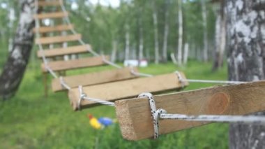 Halat Parkı. İp merdivenler ağaçların arasında. Etkin Açık Rekreasyon