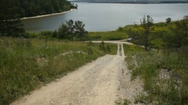 Küçük çakıl yolları. Nehir Manzaralı yol açar.
