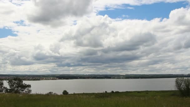 Wolken boven de rivier. Natuurlijk landschap. — Stockvideo