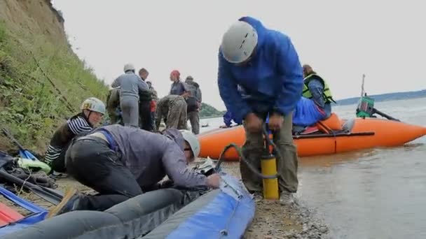 Rusia, Siberia 2014: El barco está inflado bomba. Barco inflable . — Vídeos de Stock