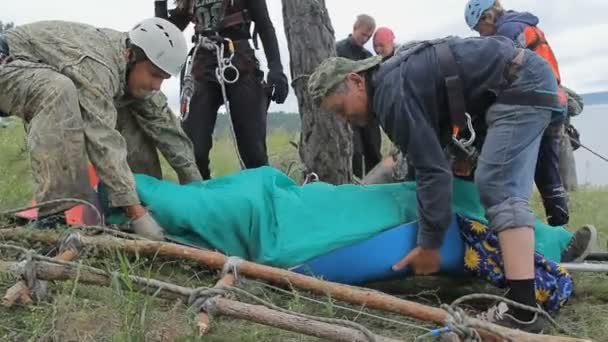Rusia, Siberia 2014: Rescatadores. Primeros auxilios a la naturaleza. El — Vídeos de Stock