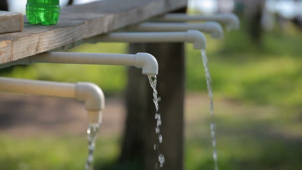 Drinkwater fonteinen in de straat. Kranen voor het wassen van de voeten — Stockvideo