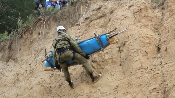 Rusya, Sibirya 2014: ilk yardım doğaya. Kurtarıcı kurban taşır — Stok video