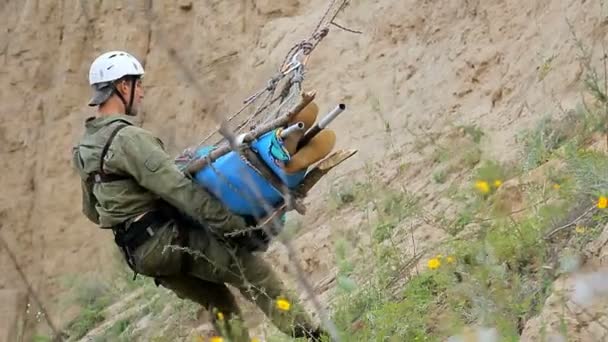 Russie, Sibérie 2014 : Sauveteur descend avec casque Montagne — Video