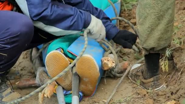 Rusya, Sibirya 2014: Kadın cankurtaran vermek ilk yardım. — Stok video