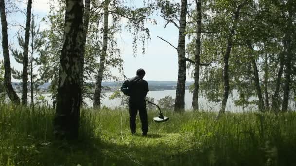 Russie, Sibérie 2014 : Homme tondre l'herbe. Faucheuse . — Video