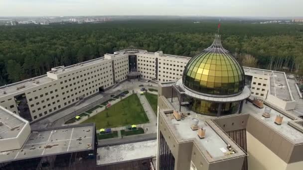 Novosibirsk, Akademgorodok, 2015-re: Légifelvételek a Egyetem a kupola — Stock videók