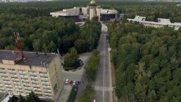 Novosibirsk, Akademgorodku, 2015: Nová budova letecké Nsu — Stock video