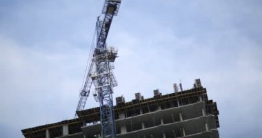 Hızlandırılmış, kule vinç. Bir konut ev inşaatı