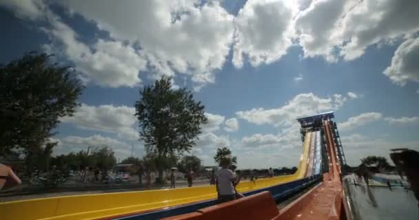 Rusland, Yarovoe, 2016: Water park, een waterpark, een timelapse. — Stockvideo