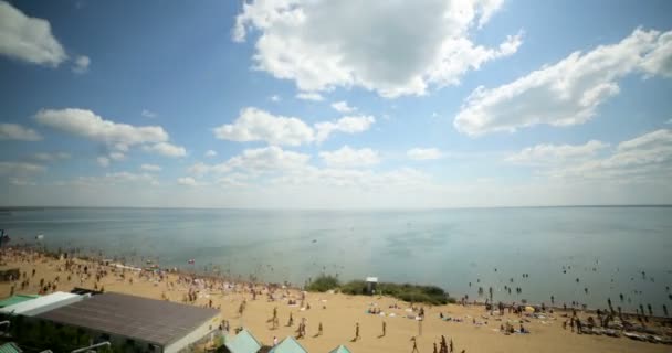 Zeitraffer: Strand und Teich aus der Höhe. Menschen am Strand. — Stockvideo