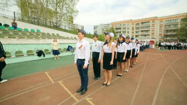 Rússia, Novosibirsk, 2015: Estudantes marcham pelo estádio da escola — Vídeo de Stock