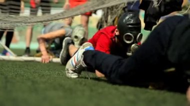 Rusya, Novosibirsk, 2015: Öğrenciler gaz maskeleri onların mide üzerinde tarama