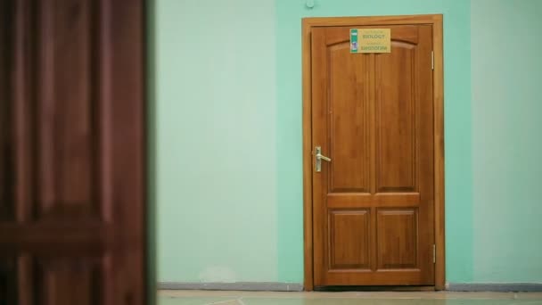 Росія, Новосибірськ, 2015: Лунає дзвоник, діти запустити в офісі школи — стокове відео