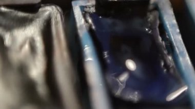 Palet ve fırça. Sarı ve mavi suluboya. Su renklerde batırılmış fırça.