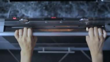 Fırında pişirme pizza. El açık fırın.