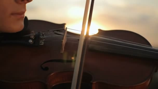 Violín. Violinista tocando al atardecer. Cuerdas violín y arco . — Vídeos de Stock