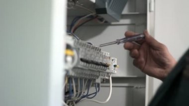 Gerilim kontrolü rölesi. Denetim yazdırma elektrikçi.