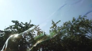 Kaprisli bir kabarcık aygıtla oluşturun. Gökyüzünde uçan baloncuklar.