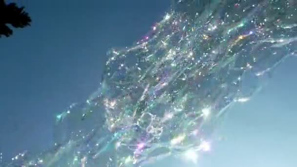 Создать причудливый пузырь с помощью устройства. Пузыри, летающие в небе . — стоковое видео
