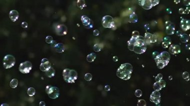 Bir sürü küçük ve büyük çok renkli balon üfleyici. Sabun balonları göster.