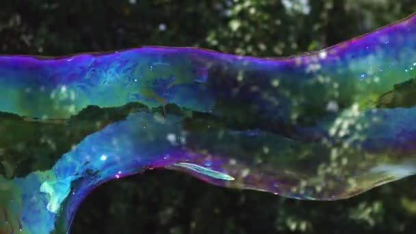大きなバブルきらめく七色の虹。シャボン玉ショー. — ストック動画
