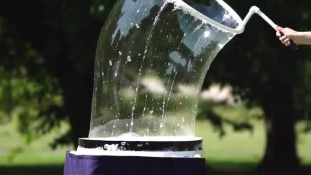 Frau erzeugt riesige lange Seifenblasen. eine wunderliche Blase schaffen — Stockvideo