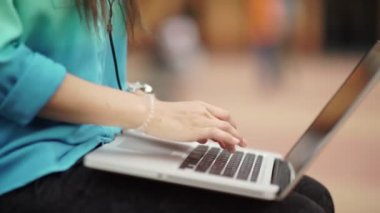 Dizüstü bilgisayar klavyesinde yazan kadın elleri. Kadın elleri metni yazdırın