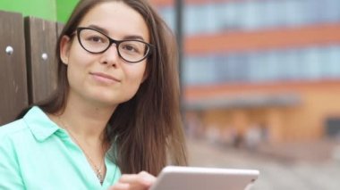 Dijital mini tablet ile gözlük güzel öğrenci